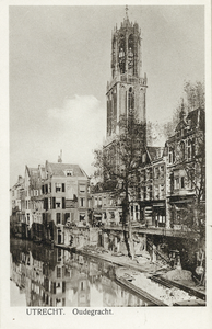 1605 Gezicht op de Oudegracht te Utrecht met op de achtergrond de Domtoren; links enkele huizen aan de Donkere Gaard; ...